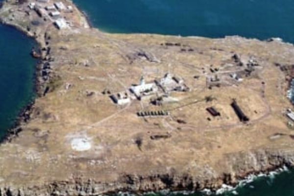 VIDEO Atac aerian cu bombe cu fosfor asupra Insulei Şerpilor