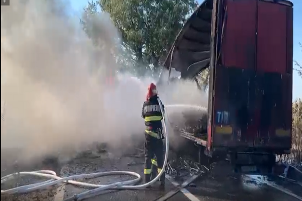 VIDEO TIR cuprins de flăcări. Trafic blocat pe DN22 E87 în județlul Tulcea
