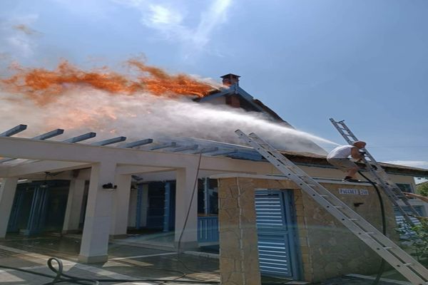 VIDEO Incendiu violent  la o pensiune din Sarichioi