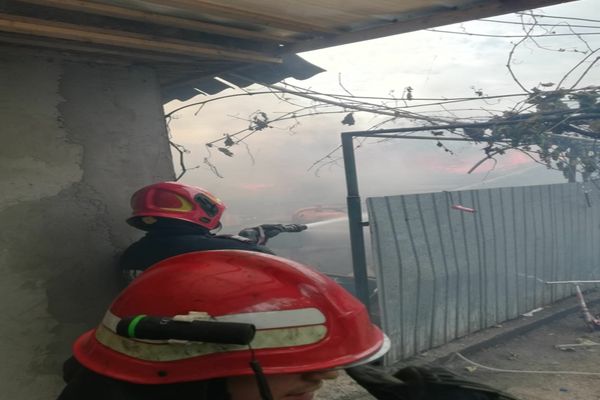 FOTO  Casă cuprinsă de flăcări în Mihail Kogălniceanu
