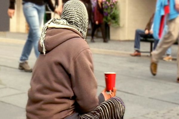 Un barbat s-a deghizat in femeie si si-a „amputat” mana pentru a castiga mai multi bani la cersit