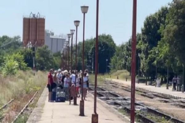 Bătaie de joc în gara din Eforie. Sute de turiști, nevoiți să aștepte în arșița cumplită 