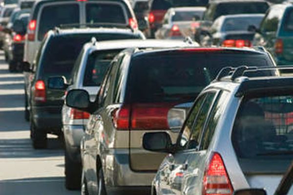 Românii renunță cu greu la mașină, deși prețurile carburanților au crescut cu peste 40% în ultimul an