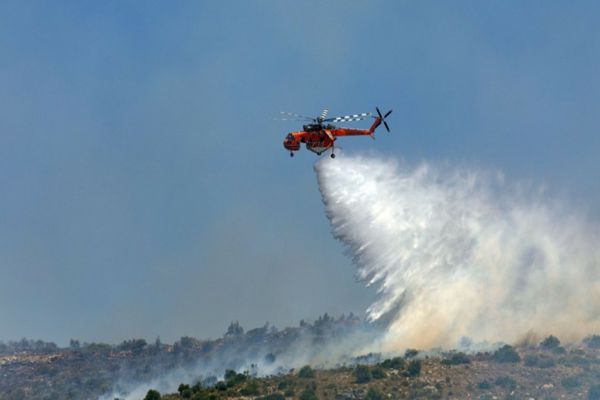 VIDEO Elicopter pilotat de un român, PRĂBUȘIT în mare, în Grecia - Doar o persoană a fost salvată! 