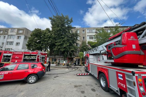 FOTO VIDEO Incendiu puternic într-un bloc din Tulcea