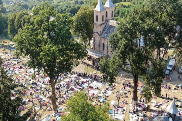 Mii de oameni au ajuns deja la pelerinajul de la Mănăstirea Nicula pentru a sărbători praznicul de Sfânta Maria