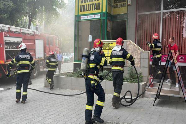 VIDEO Incendiu violent la o casă de schimb valutar. Degajări mari de fum