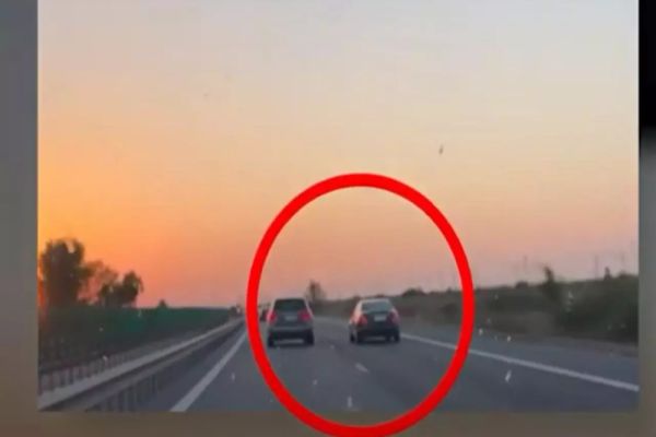 VIDEO| Şofer teribilist pe Autostrada Soarelui: depăşiri ilegale la milimetru - Bărbatul flutura pe geam o legitimație de poliție