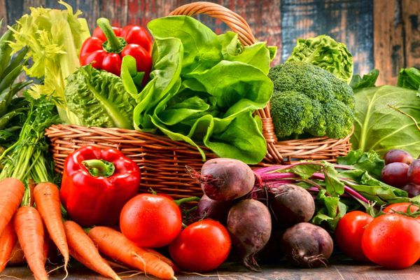 Prețuri-șoc la alimente, în România. Legumele, produse de lux: s-au scumpit cu 50% față de acum 2 ani