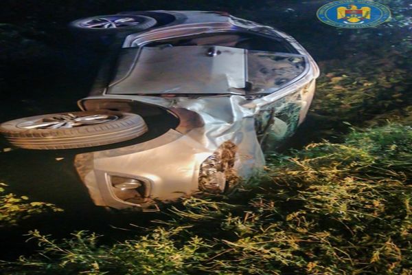 FOTO Victimă încarcerată într-o mașină răsturnată