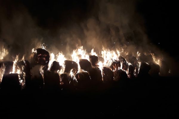 FOTO Incendiu puternic la stână. Foc pus intenționat