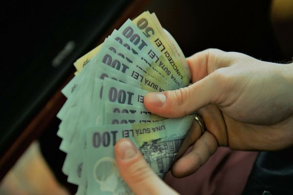România, raiul bugetarilor. Dăm 37% din banii statului pe salariile lor