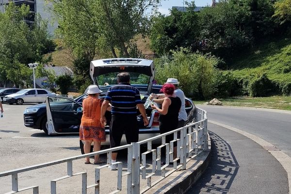 Vacanță cu buget redus pe Litoral. Turiștii care vin cu butelia în concediu ca să facă ciorba la pensiune și mănâncă din portbagaj