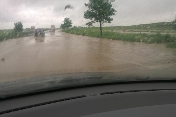 Circulație blocată pe DN22A din cauza apei adunate pe șosea