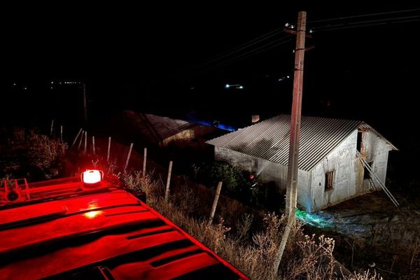 VIDEO Casă cuprinsă de flăcări la Babadag. Focul pus intenționat