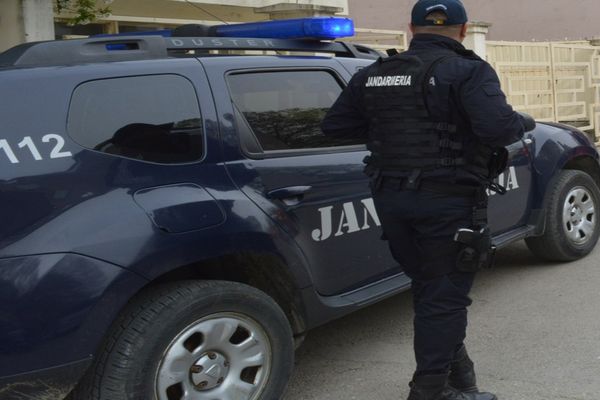  Rucsac uitat pe o bancă de o femeie, recuperat de jandarmii tulceni