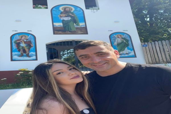 Brățări ca la resorturile all inclusive pentru nuntașii lui George Simion