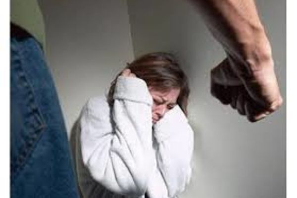 Femeie salvată de jandarmi din mâinile soțului violent