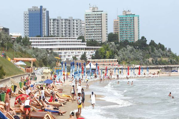 Controale în masă pe litoral şi amenzi usturătoare. Peste 2,6 milioane de lei pentru mâncare expirată şi mizerie