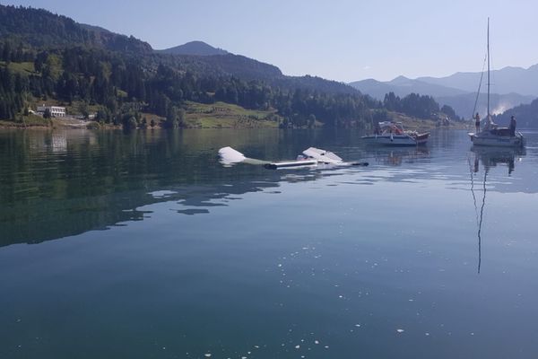 Avion ușor, prăbușit în Lacul Colibița! Pilotul a decedat