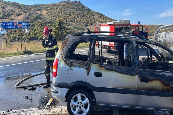 FOTO VIDEO Impact violent între două autoturisme. O mașină a luat foc