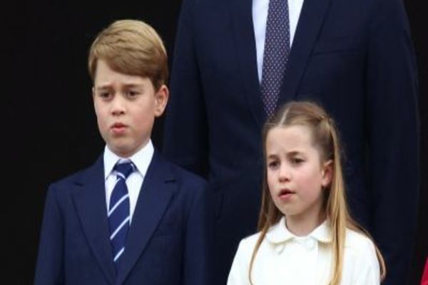 Mezinii familiei regale, prinţul George şi prinţesa Charlotte, vor participa la înmormântarea bunicii loc, Regina Elisabeta a II-a