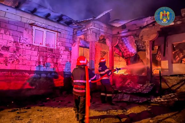 VIDEO Case mistuite de flăcări în Babadag. Focul pus intenționat