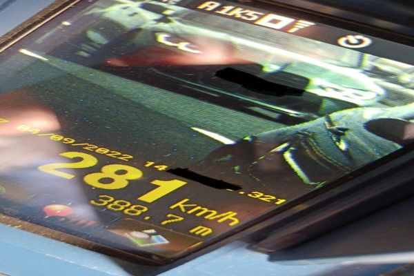 Șofer prins cu 281 km/h pe o autostradă din România! Este CEA MAI MARE viteză înregistrată de radar în acest an