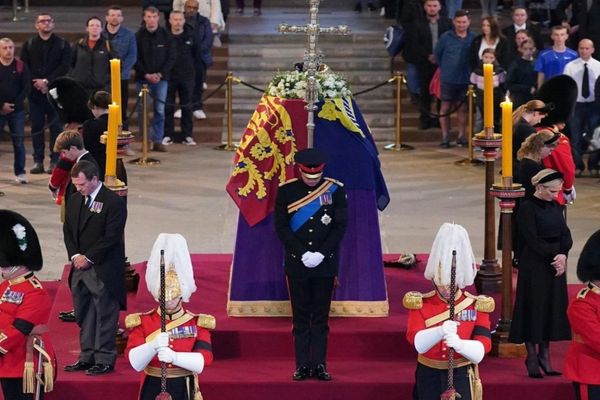 VIDEO Nepoții Reginei Elisabeta, de veghe la sicriu