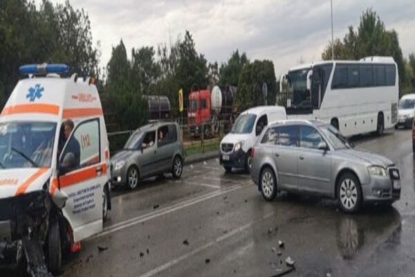 Ambulanță din Tulcea implicată într-un accident în Constanța