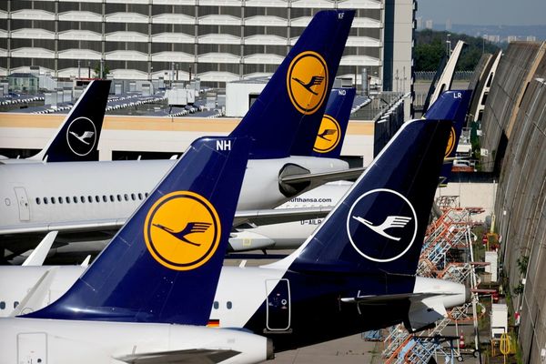 Lufthansa anulează vineri sute de zboruri. Sute de mii de pasageri afectați, haos pe aeroporturile europene