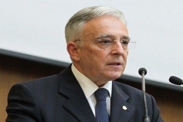  Isărescu, BNR: „Nu poţi să te joci cu cursul de schimb și nici cu preţul la energie” 