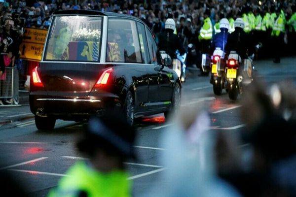 Un militar scoțian de la priveghiul Reginei Elisabeta a II-a a leşinat la schimbarea gărzii