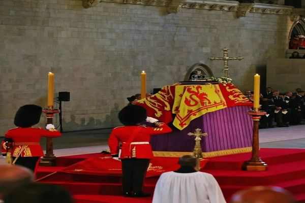 Sicriul Reginei Elisabeta a II-a a ajuns la Westminster Hall