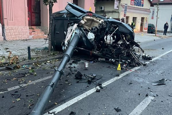 Grav accident în centrul Clujului! Un tânăr a murit pe loc: maşina s-a făcut zob (FOTO)