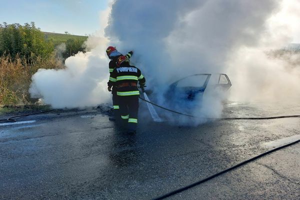 FOTO Mașină cuprinsa de flăcări pe DN22. 5 persoane s-au autoevacuat