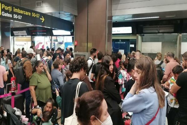 HAOS în aeroporturi. Blue Air suspendă TOATE cursele care pleacă din România - Ministerul Mediului i-a blocat conturile