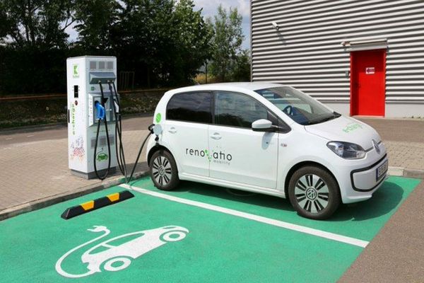  Încărcare mașinilor electrice nu mai este gratuită. Ce lanțuri de supermarketuri vor taxa serviciul