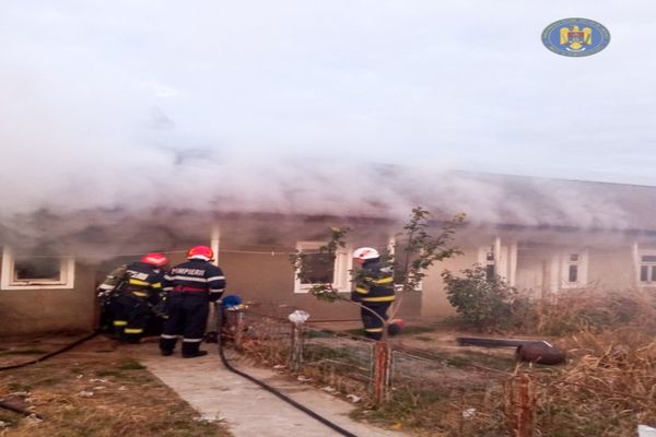 FOTO Bătrână găsită moartă în casă în urma unui incendiu