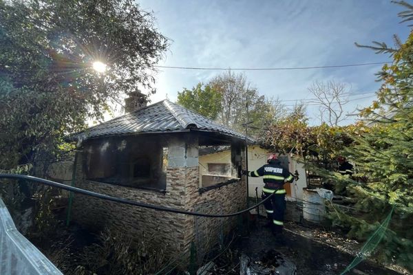 VIDEO Incendiu violent in Mihail Kogalniceanu. Pericol de explozie