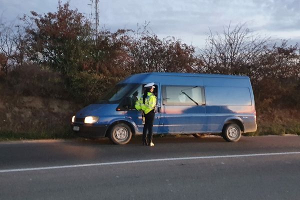 Legalitatea transporturilor rutiere de persoane, verificată de polițiștii rutieri tulceni