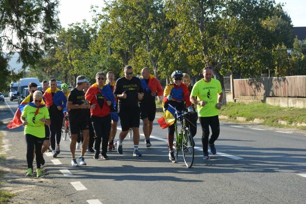 FOTO Jandarmii tulceni  au dus în alergare și pe bicicletă Ștafeta Veteranilor la Brăila
