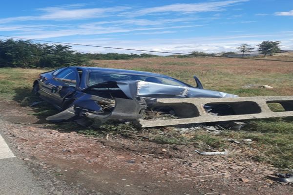 FOTO Mașină intrată în stâlp. 4 victime la spital