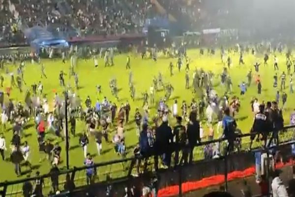 Indonezia: Aproape 200 de persoane au murit după ce fanii au invadat terenul la un meci de fotbal
