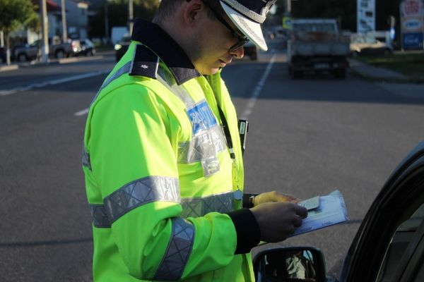 S-a urcat fără permis la volan și a dat nas în nas cu poliția