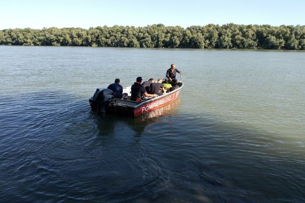  Două persoane s-au răsturnat cu barca pe un lac în Delta Dunării