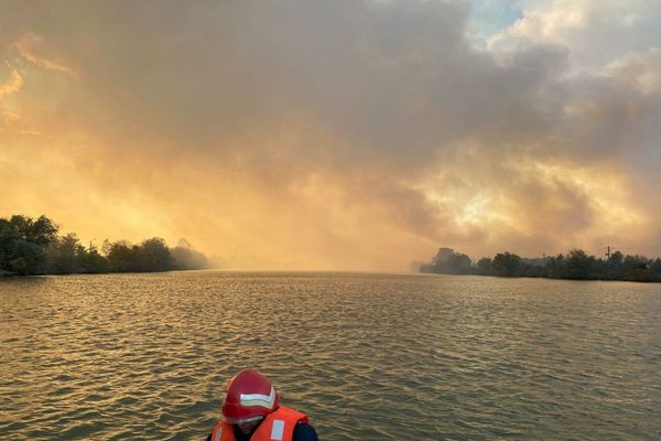 FOTO Incendiu uriaş în apropiere de Sulina. Salvatorii în pericol