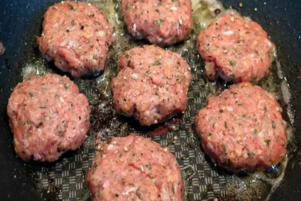 Cât de sănătoasă este, de fapt, carnea tocată din magazine. Adevărul ascuns de comercianți