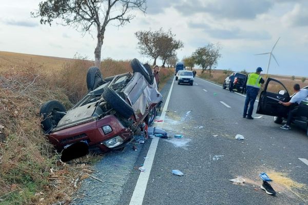 FOTO O femeie a murit după ce s-a răsturnat cu mașina pe DN22A