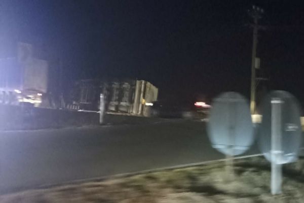 Din cauza vitezei s-a răsturnat cu camionul pe Șoseaua Baldovinești, la intersecția cu DE87